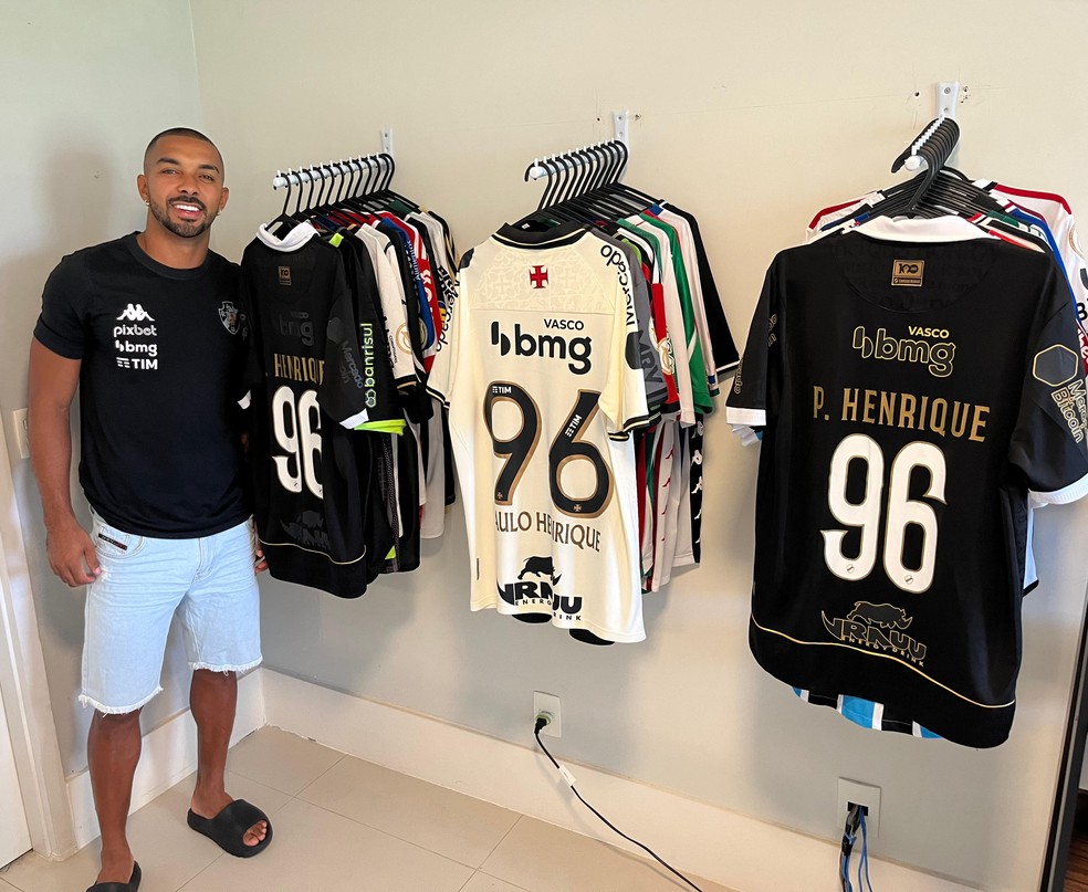 20231215-082737-2-paulo-henrique-do-vasco-e-sua-colecao-de-camisas---foto-emanuelle-ribeiro