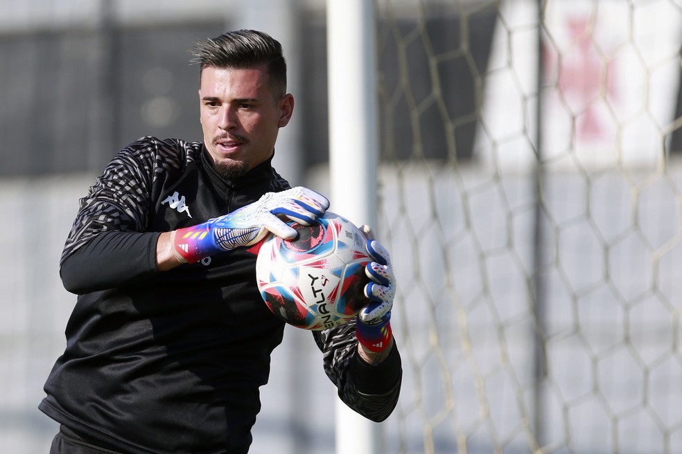 ivan-goleiro-do-vasco-em-acao-no-treino