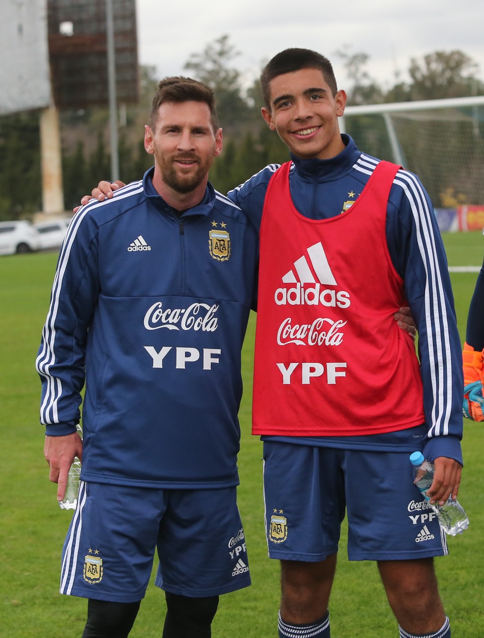 lionel-messi-e-juan-sforza-a-servico-da-selecao-argentina---foto-gustavo-paganogetty-images