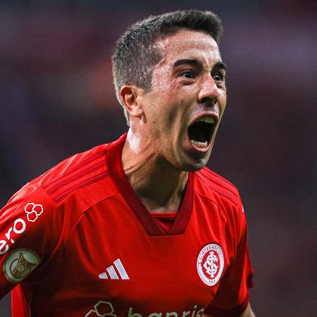 carlos-de-pena-do-inter-marcou-na-partida-contra-o-goias-valida-pelo-campeonato-brasileiro-imagem-maxi-franzoiagif
