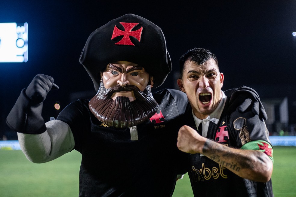medel-com-o-mascote-do-vasco-apos-a-vitoria-sobre-o-botafogo---foto-leandro-amorim--vasco