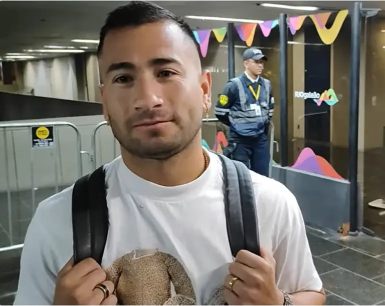 20240823 144622 1 jean meneses na chegada ao rio para fechar com o vasco foto reproducaocanal atencaovascainos