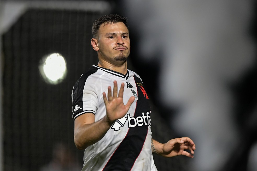 hugo-moura-comemora-gol-do-vasco-sobre-o-athletico-pr---foto-thiago-ribeiroagif