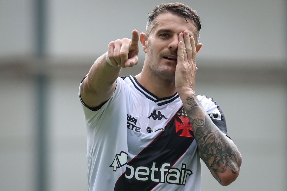 vegetti-comemora-gol-do-vasco-sobre-o-cuiaba---foto-dikran-sahagian--crvg