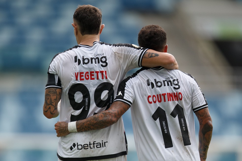 20250103-053655-1-3-vegetti-e-coutinho-em-acao-pelo-vasco-no-brasileirao-time-aposta-na-dupla-para-conquista-em-2025---foto-gil-gomesagif