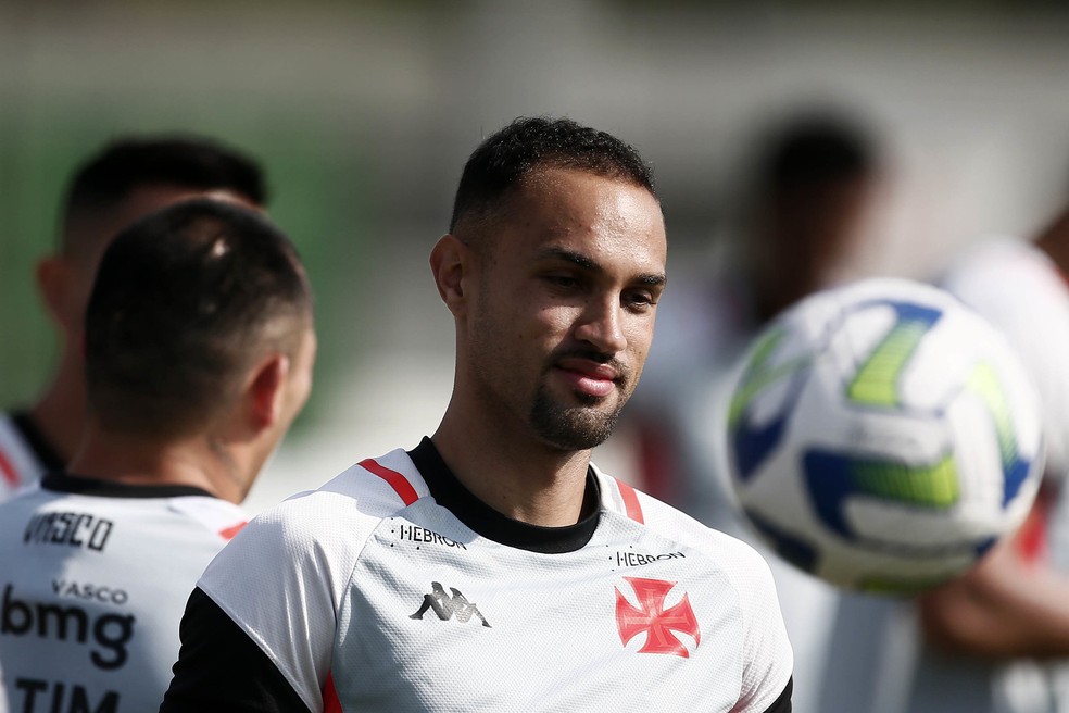 atacante-serginho-em-acao-no-treino-do-vasco---foto-daniel-ramalho--crvg