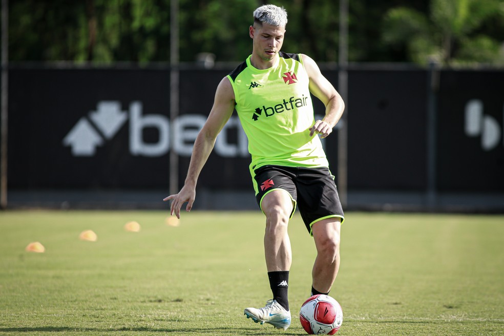 20250109-164119-1-6-capasso-em-acao-no-treino-do-vasco---foto-matheus-lima--crvg