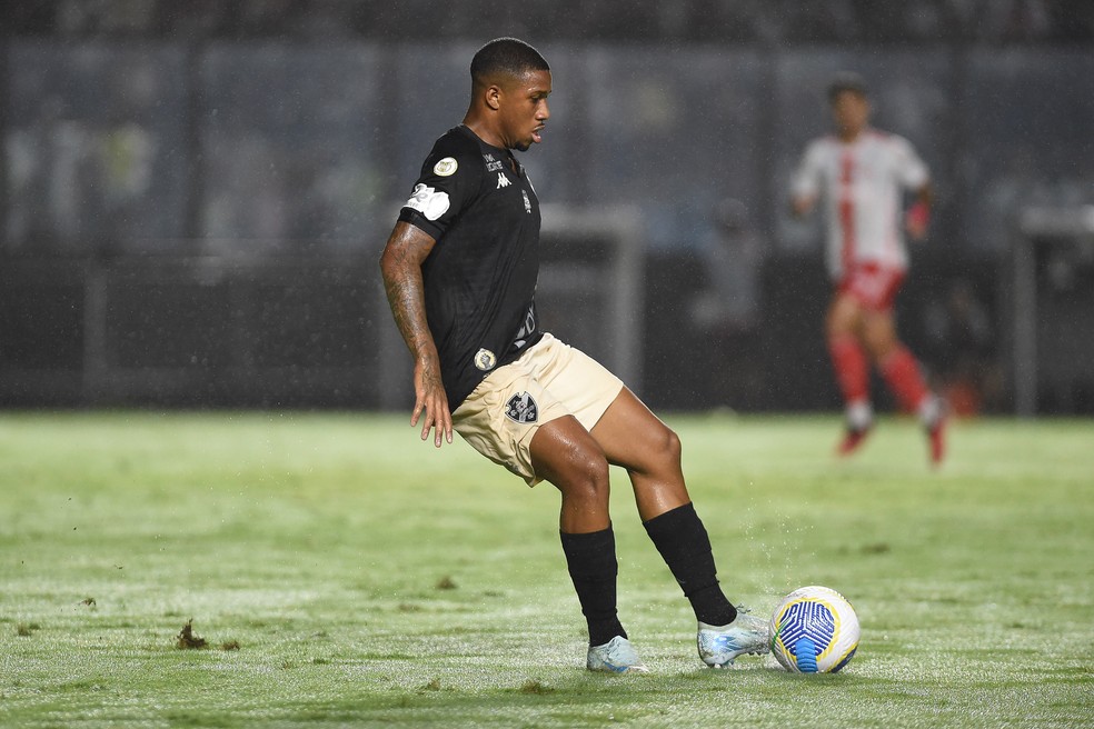 20250125-164836-1-3-leandrinho-domina-a-bola-em-vasco-x-internacional---foto-alexandre-durao