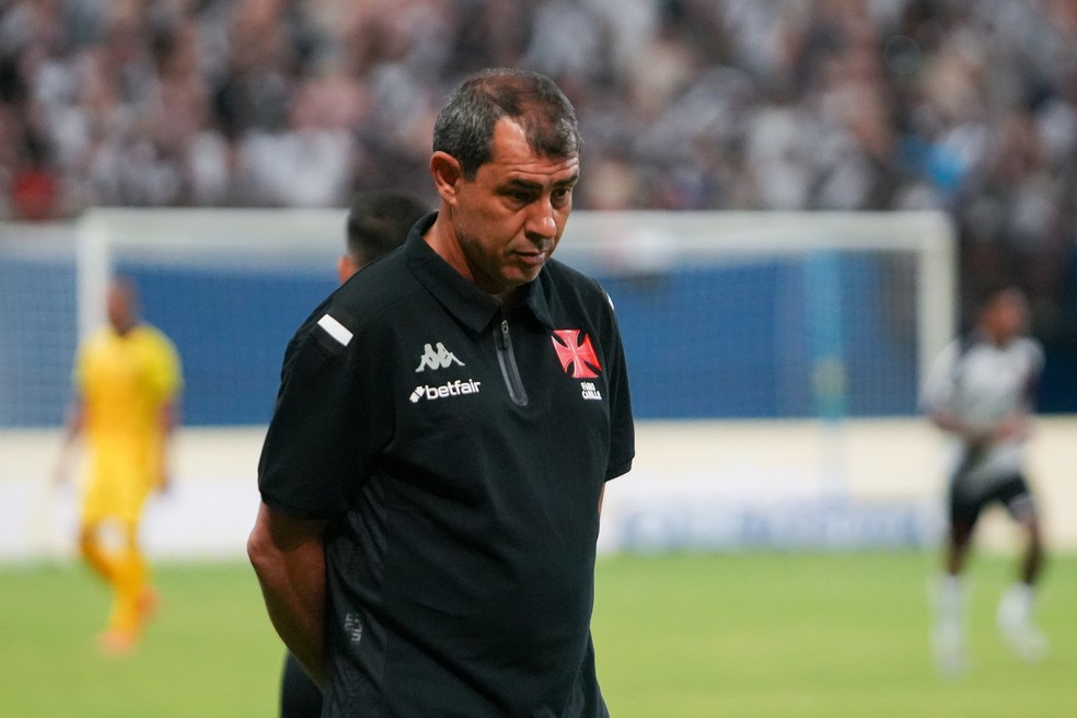 20250125-193222-1-4-fabio-carille-tecnico-do-vasco-durante-partida-contra-o-madureira---foto-aguilar-abecassisagif