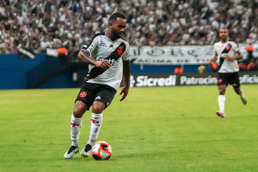 20250204-124805-1-4-alex-teixeira-com-a-bola---vasco-x-madureira---foto-aguilar-abecassisagif