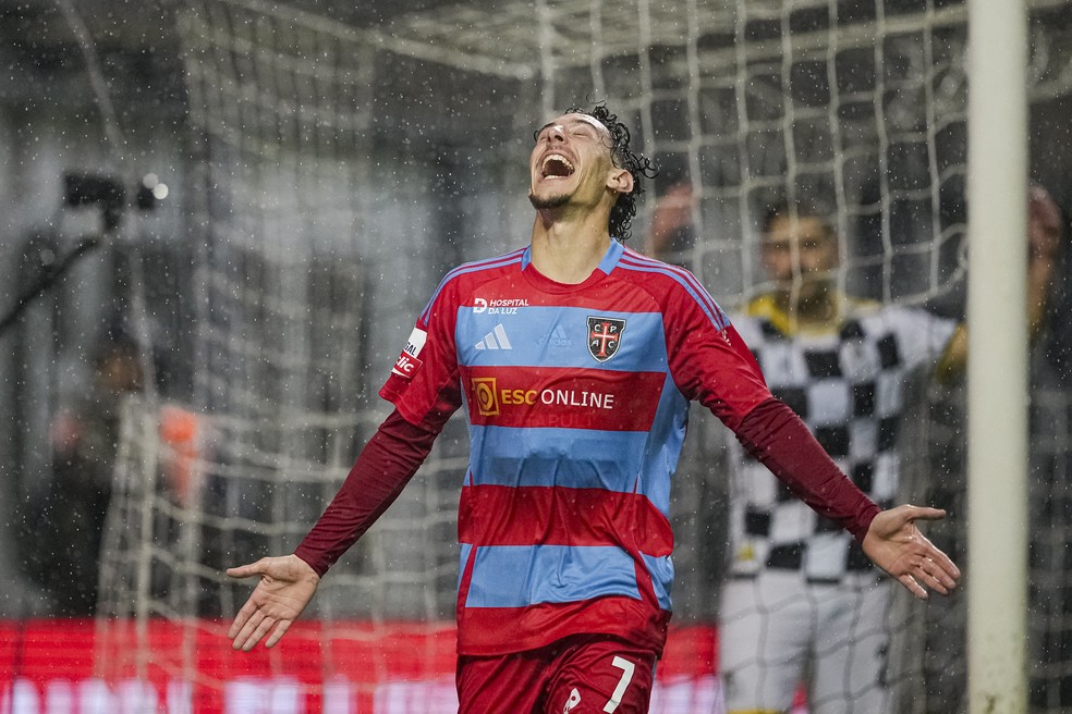 20250217-120931-1-6-nuno-moreira-comemora-gol-marcado-pelo-casa-pia---foto-pedro-loureiroeurasia-sport-imagesgetty-images
