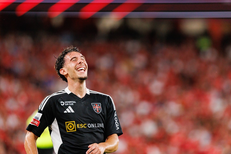 20250220-080332-1-6-nuno-moreira-em-acao-pelo-casa-pia---foto-maciej-rogowskisopa-imageslightrocket-via-getty-images