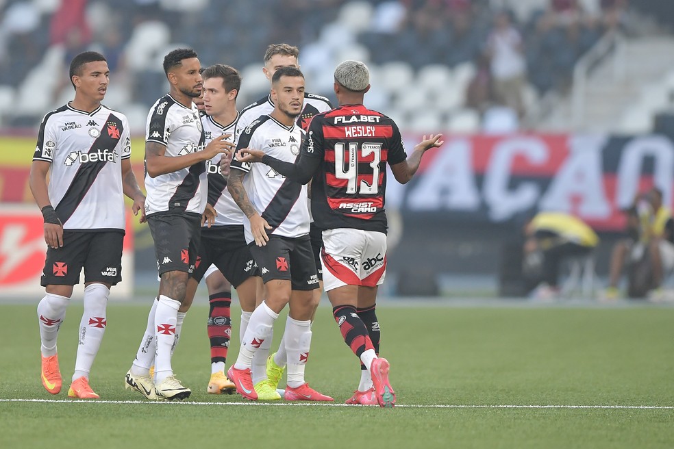 20250301-202231-1-11-jogadores-do-vasco-reclamam-com-wesley-do-flamengo---foto-thiago-ribeiroagif