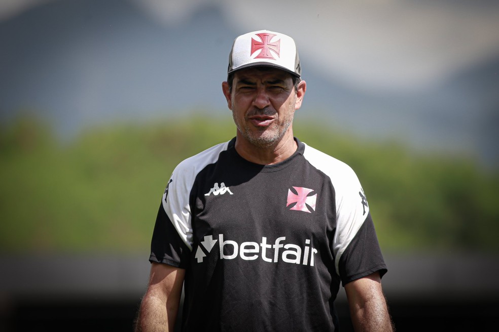 20250328-180807-1-5-fabio-carille-em-treino-do-vasco-nesta-sexta-feira---foto-matheus-limavasco