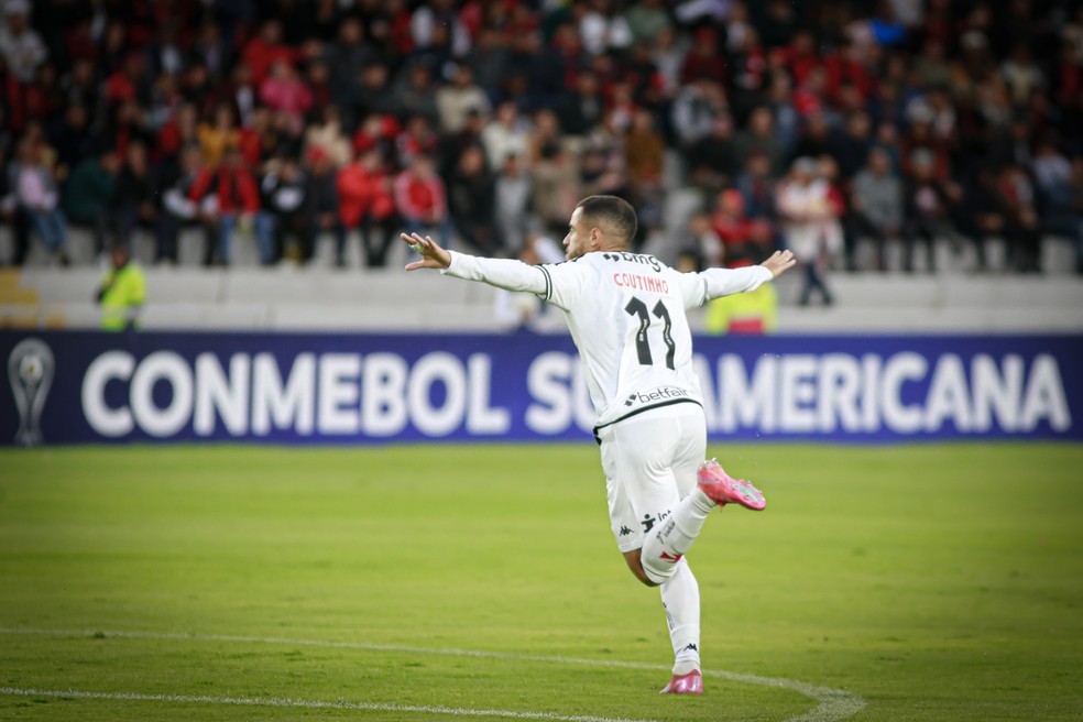 20250403-180242-1-5-coutinho-marca-golaco-em-melgar-x-vasco---foto-matheus-limavasco