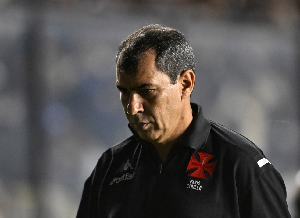 20250423-001209-1-3-fabio-carille-na-saida-do-primeiro-tempo-de-vasco-x-lanus---foto-andre-durao
