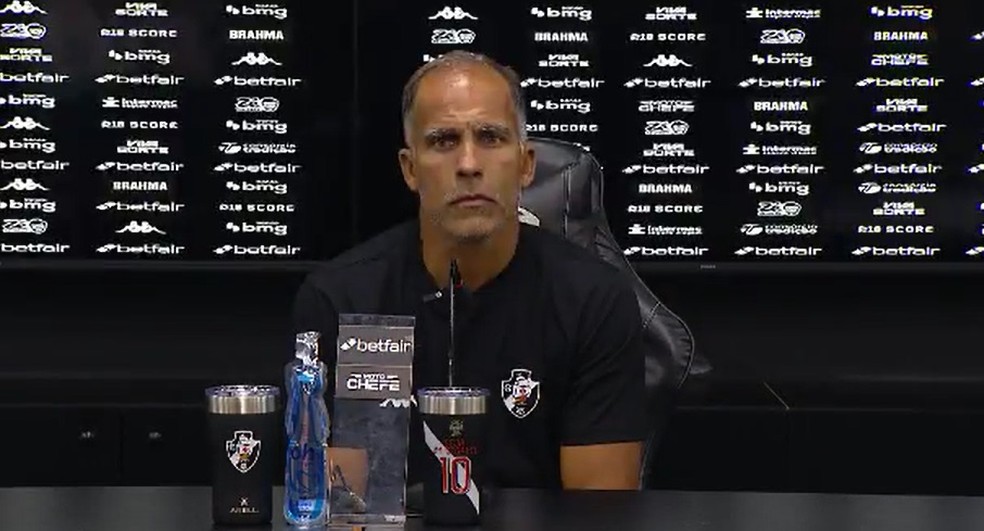 20250501-190446-1-10-felipe-interino-do-vasco-em-entrevista-coletiva---foto-reproducao