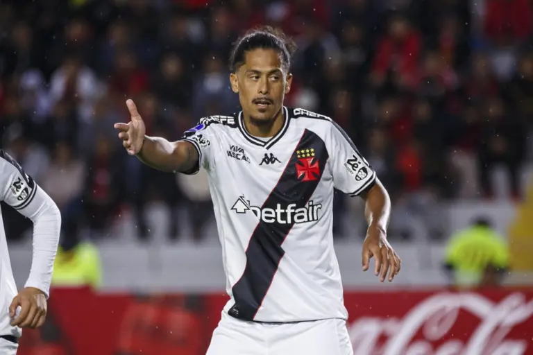 20250516 030302 1 6 mauricio lemos em acao pelo vasco foto oswald charcaeurasia sport imagesgetty images