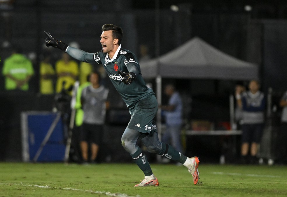 20250520-214257-1-7-leo-jardim-foi-o-heroi-do-vasco-na-classificacao-contra-o-operario-na-copa-do-brasil---foto-andre-durao