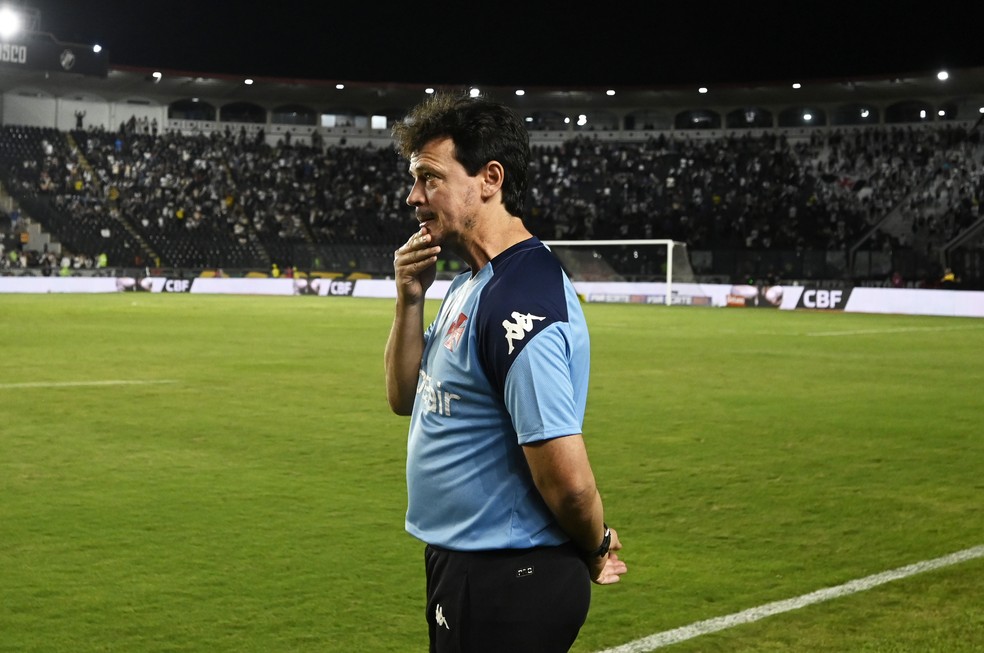 20250521-064209-1-5-fernando-diniz-a-beira-do-gramado-de-sao-januario-na-partida-entre-vasco-x-operario-pela-copa-do-brasil---foto-andre-durao
