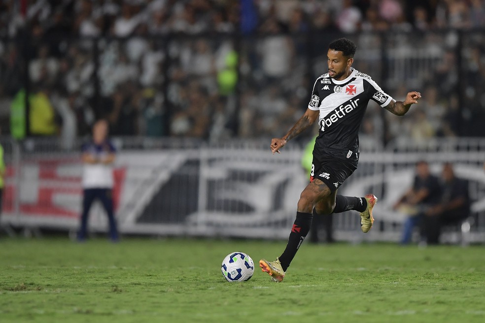 jair-em-acao-pelo-vasco-no-brasileirao-2025---foto-thiago-ribeiroagif