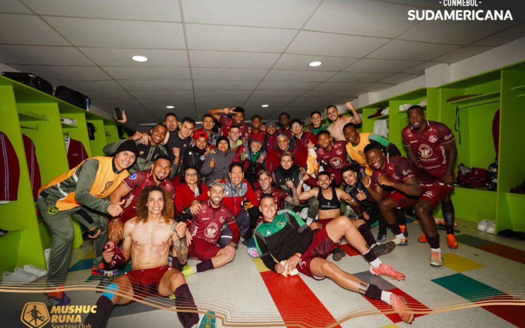 20250602-221653-1-comemoracao-do-mushuc-runa-apos-garantir-o-primeiro-lugar-do-grupo-e-divulgacaox-clubmushucruna1
