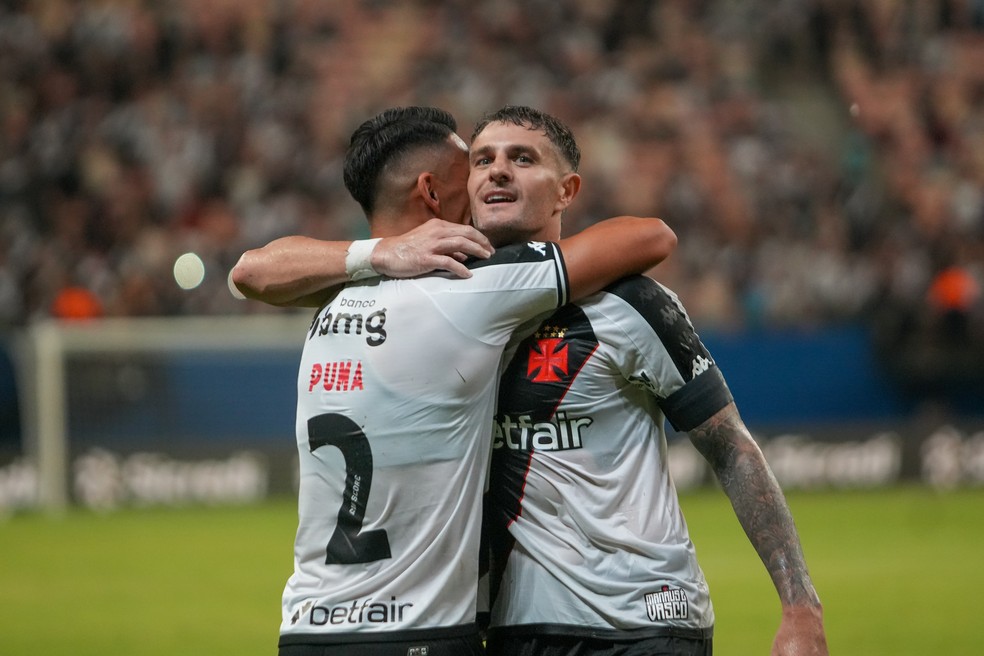 20250610-142017-1-5-abraco-de-vegetti-e-puma-apos-o-gol---vasco-x-madureira---foto-aguilar-abecassisa