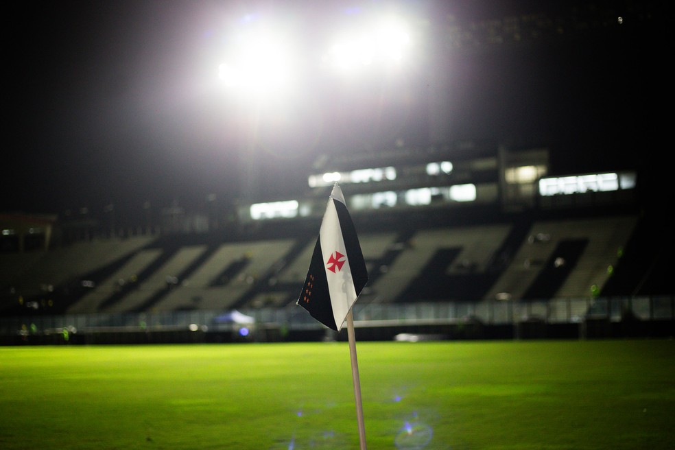 bandeira-do-vasco-em-sao-januario---foto-matheus-limavasco