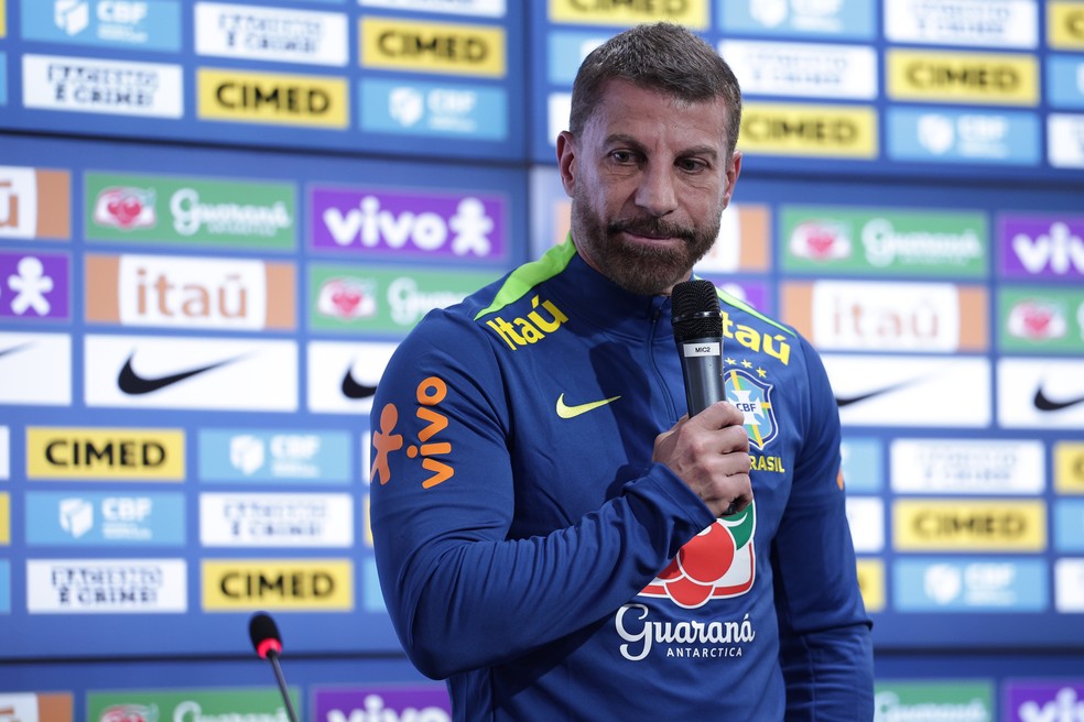 pedrinho-apresentado-como-chefe-de-delegacao-da-selecao-brasileira---foto-ettore-chiereguiniagif