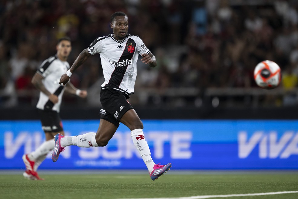 20250702-124507-1-5-loide-augusto-do-vasco-em-acao-contra-o-flamengo---foto-jorge-rodriguesagif