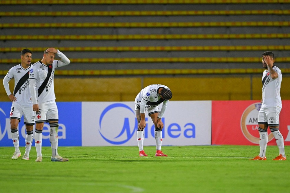 4-jogadores-do-vasco-cabisbaixos-durante-goleada-sofrida-para-o-independiente-del-valle---foto-rodrigo-buendia--afp