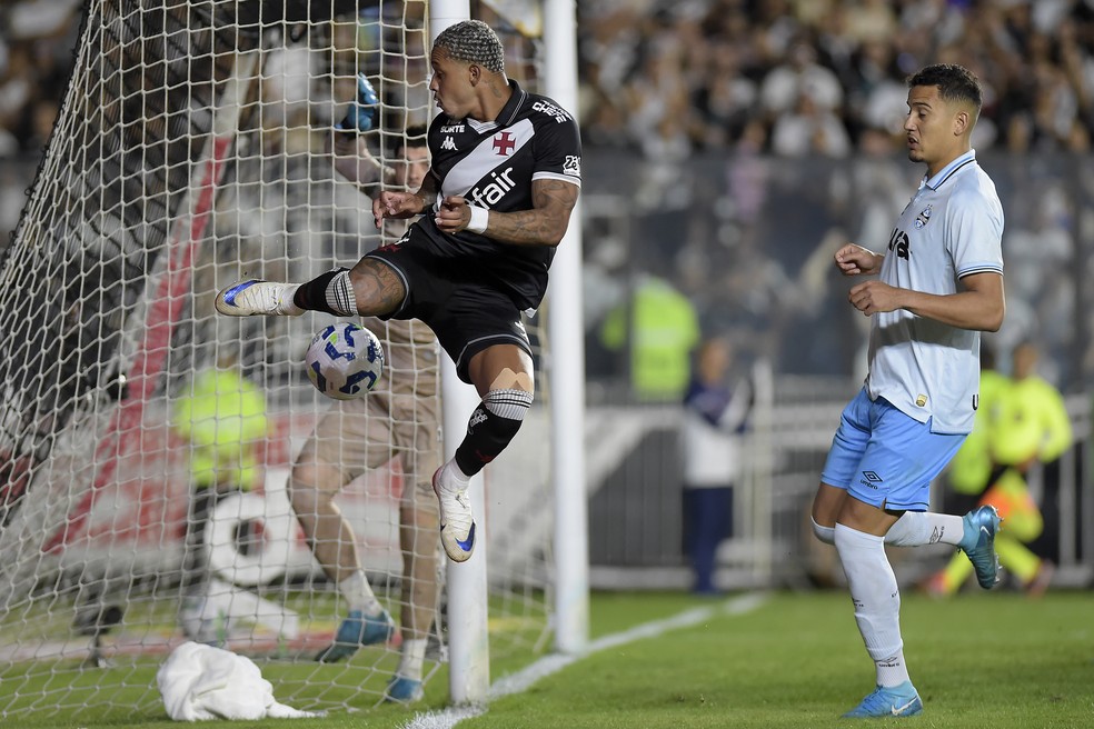david-do-vasco-em-acao-na-partida-contra-o-gremio-com-uma-protecao-no-joelho-esquerdo---foto-dhavid-normando--ge