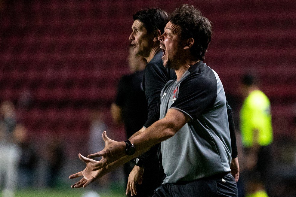 fernando-diniz-em-acao-na-partida-entre-sport-e-vasco---foto-rafael-vieiraagif