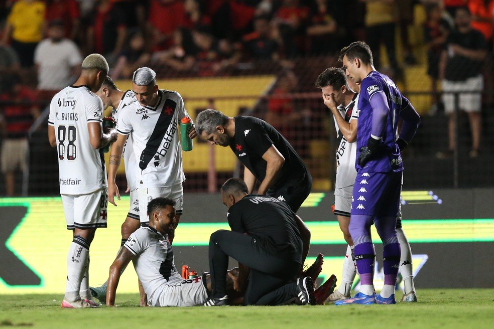 jair-saiu-lesionado-da-partida-entre-sport-e-vasco---foto-marlon-costaagif
