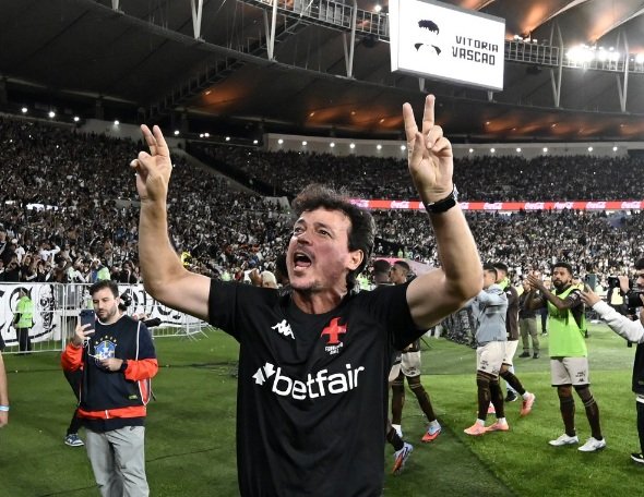 fernando-diniz-comemora-vitoria-do-vasco-contra-o-fluminense---foto-andre-durao