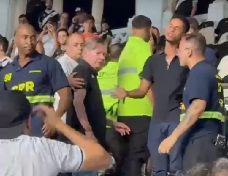 Ex presidente do vasco jorge salgado e hostilizado por torcedores em sao januario foto reproducao