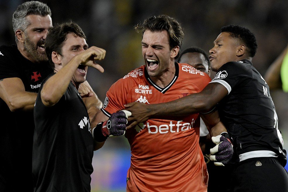 leo-jardim-comemora-classificacao-do-vasco-contra-o-fluminense---foto-alexandre-loureiroagif
