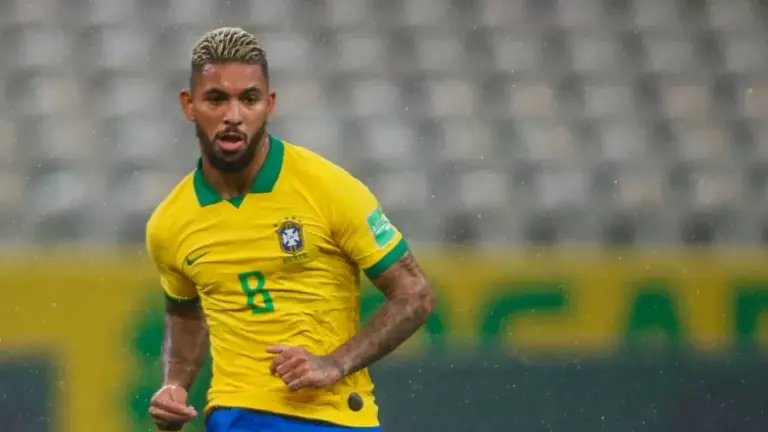 Douglas luiz meia da selecao brasileira contra a bolivia 1602298009067 v2 900x506.jpg