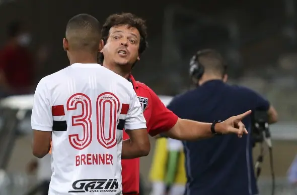 Fernando diniz conversa com brenner em atletico mg x sao paulo foto rubens chirisaopaulofcnet