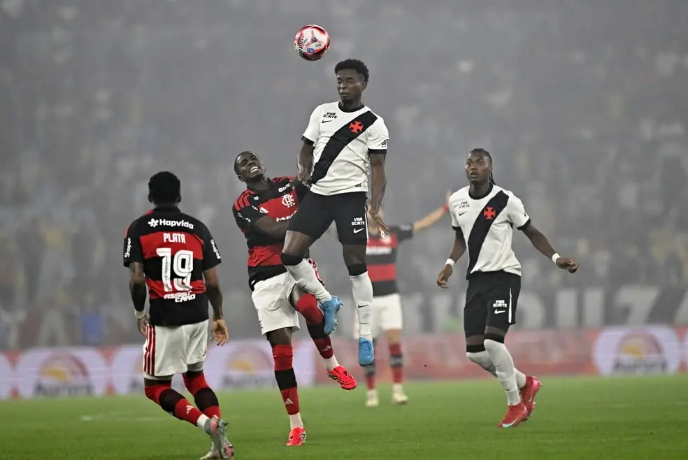 Thiago mendes disputa bola no alto flamengo x vasco foto andre durao.jfif (1)