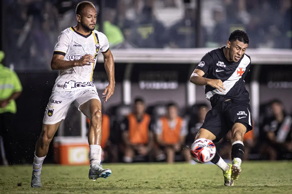 Rojas do vasco contra o volta redonda foto matheus limavasco