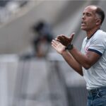 Felipe Maestro e gerente do Vasco são citados em súmula por invasão de campo na Vila Belmiro