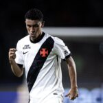 Alan Saldivia busca afirmação e Johan Rojas estreia a camisa 10 contra o Palmeiras johan rojas do vasco foto matheus limavasco
