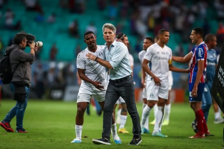 Renato e cuiabano apos o empate do gremio com o bahia na copa do brasil foto lucas uebelgremio