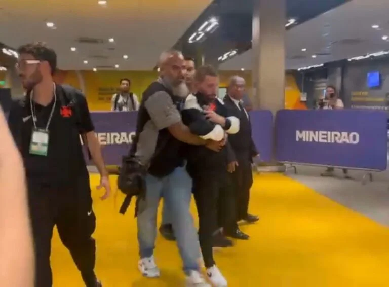 pedrinho sendo contido apos reclamar da arbitragem no tunel de acesso aos vestiarios foto reproducao