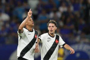 cauan barros jogador do vasco comemora seu gol foto gilson loboagif