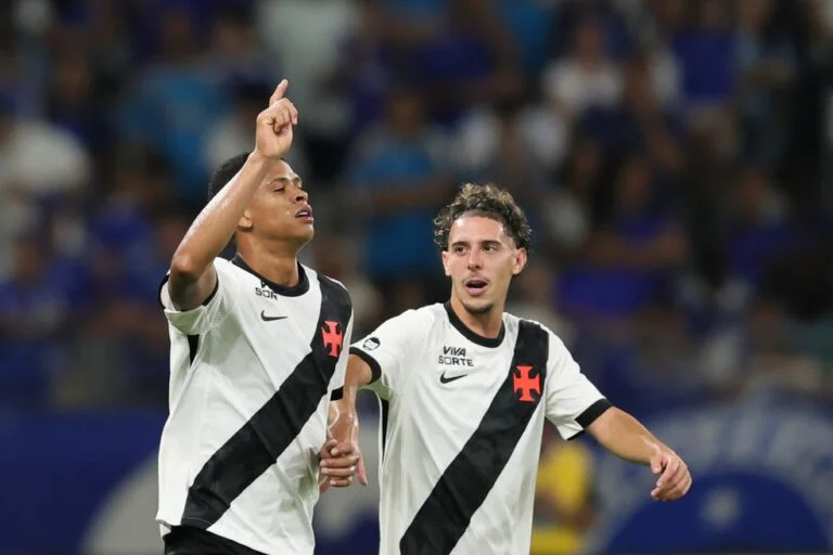 cauan barros jogador do vasco comemora seu gol foto gilson loboagif