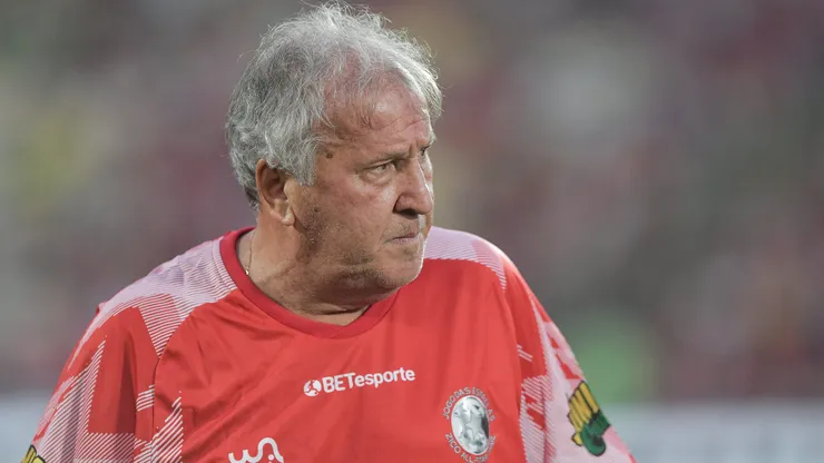 zico jogador do time vermelho durante partida contra o time branco no estadio maracana pelo jogo das estrelas zico all star game