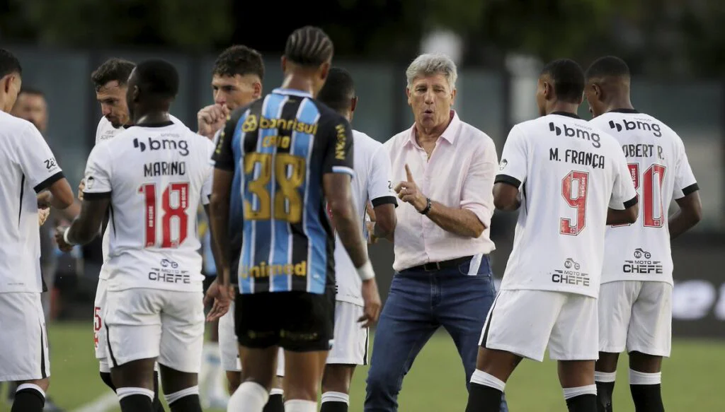 Renato Gaúcho orienta os jogadores do Vasco durante confronto contra o Grêmio em São Januário