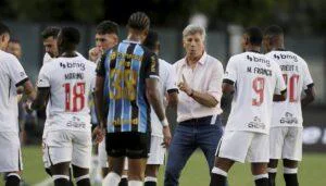 Renato Gaúcho orienta os jogadores do Vasco durante confronto contra o Grêmio em São Januário